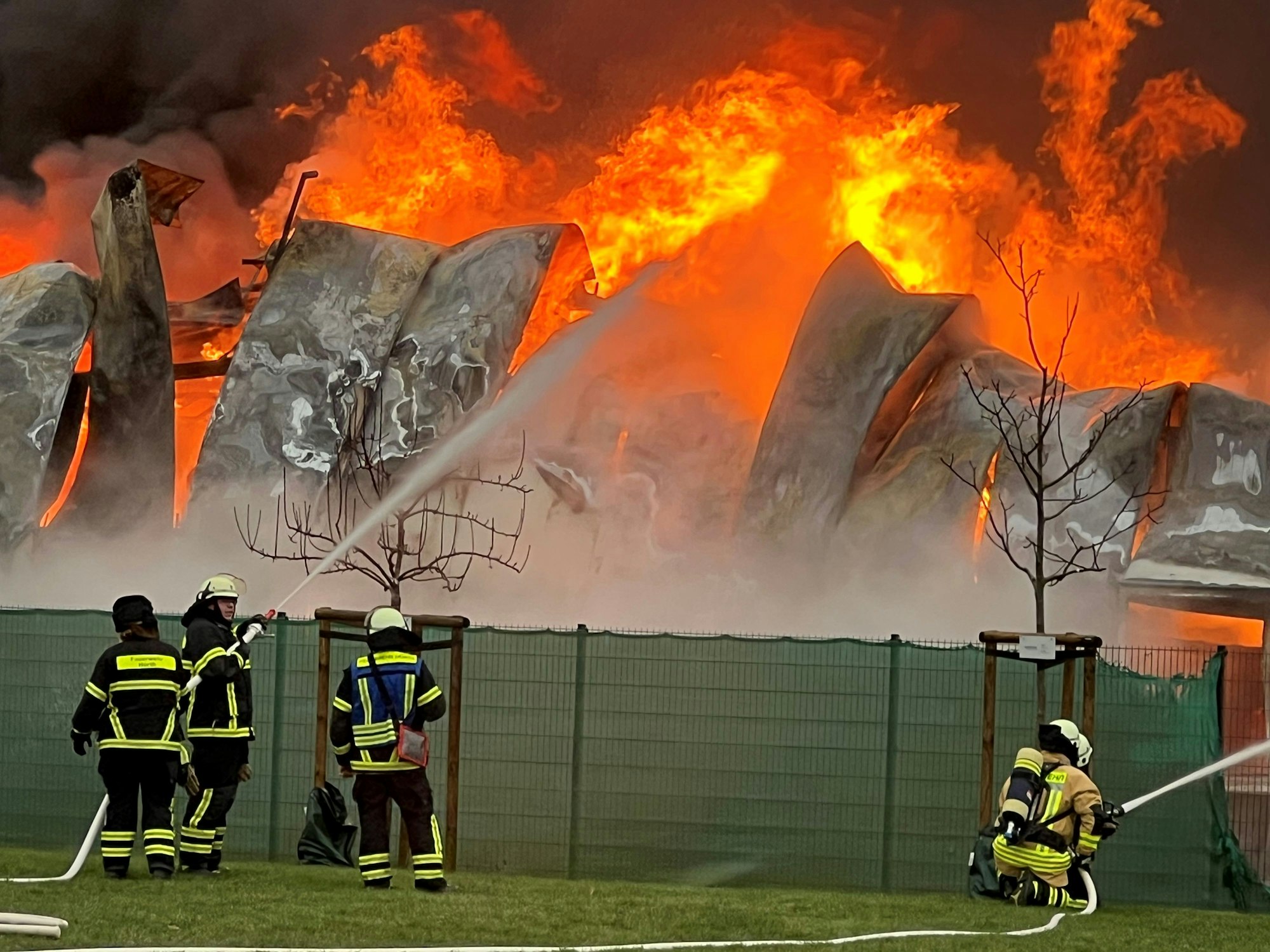 Das Bild zeigt Feuerwehrleute an der Einsatzstelle.