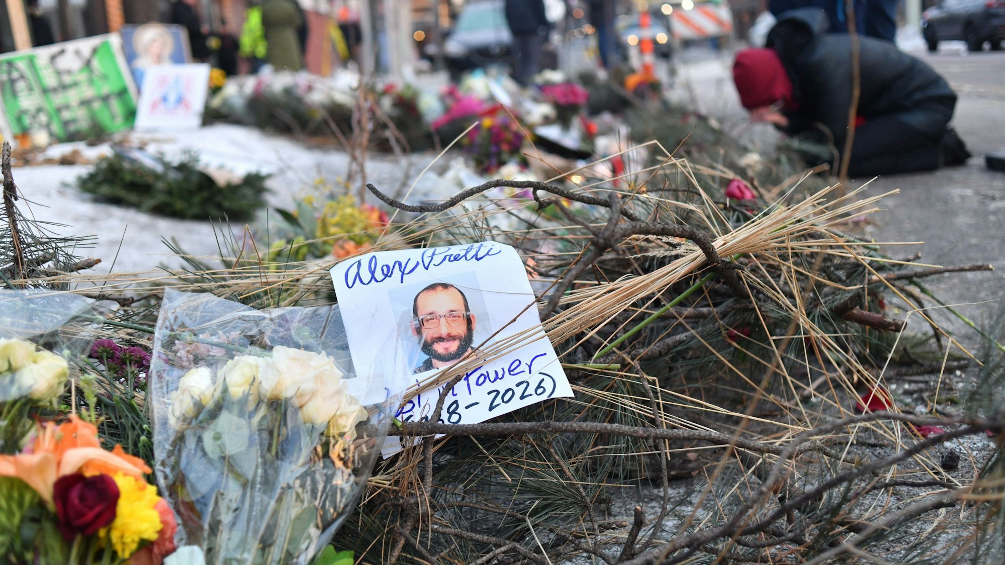 Blumen am Tatort: Viele Amerikaner gedenken Alex Pretti.