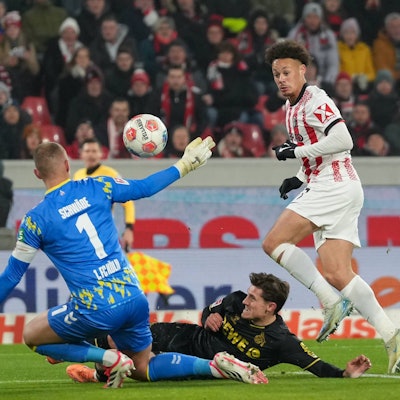 Konsequenz aus einer falschen Entscheidung: Derry Scherhant erzielt gegen Marvin Schwäbe und Alessio Castro-Montez das 1:1.