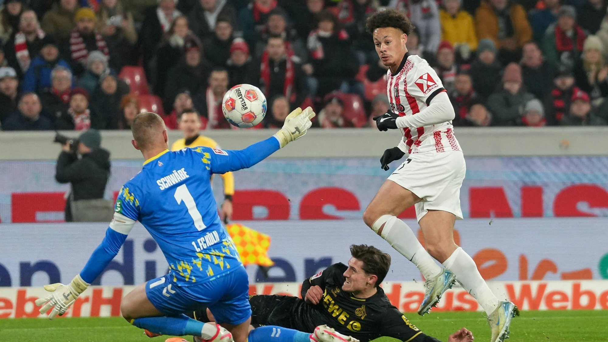 Konsequenz aus einer falschen Entscheidung: Derry Scherhant erzielt gegen Marvin Schwäbe und Alessio Castro-Montez das 1:1.