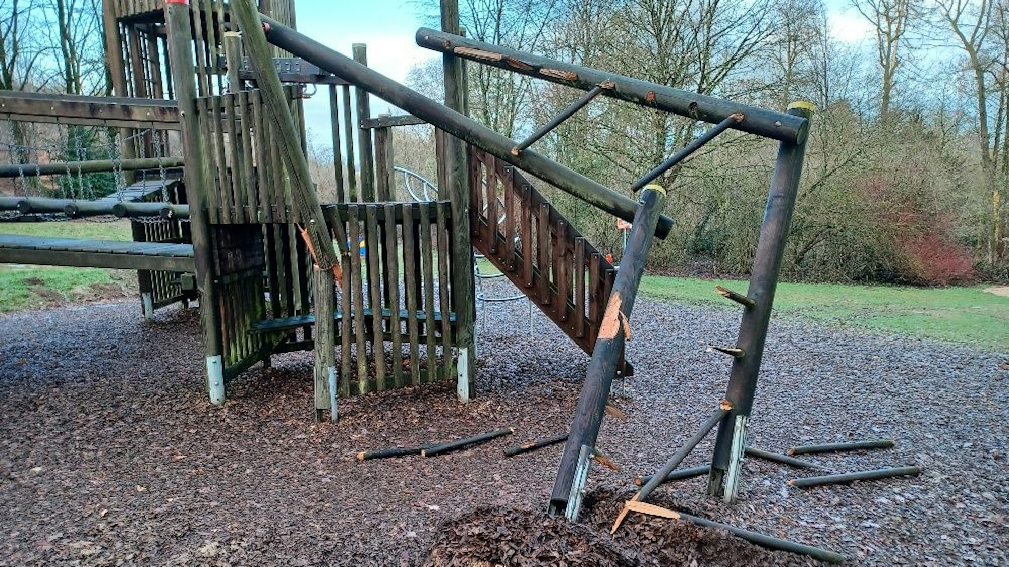 In der Nacht zu Donnerstag, 15.1., hatten Unbekannte mit einem Bagger den Abenteuerspielplatz im Freizeitparkt verwüstet und massive Schäden angerichtet.