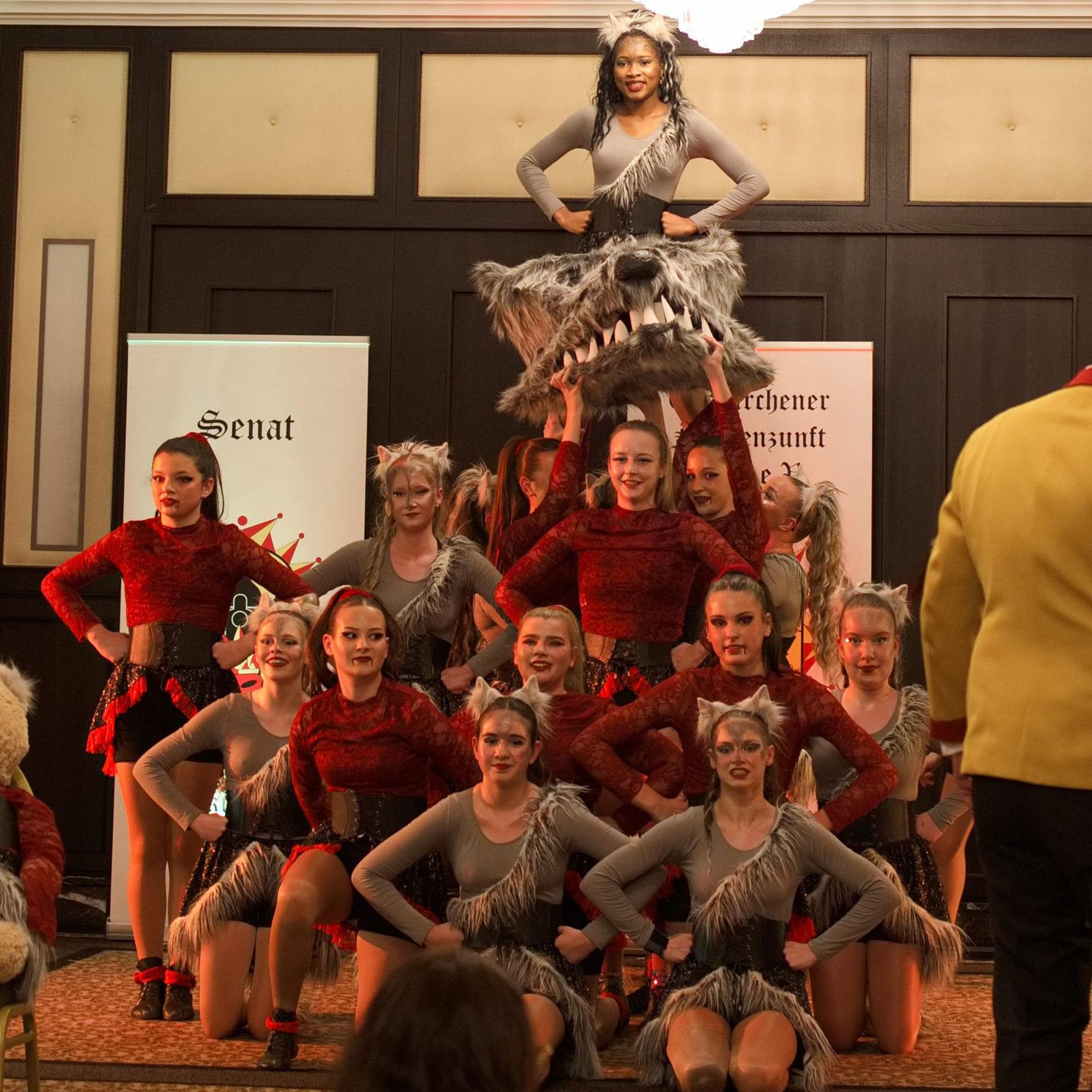 Die Tanzgruppe „EUphonics!!“ bildet eine Pyramide in einem Saal.
