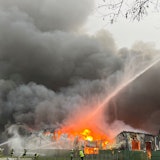 Das Bild zeigt eine brennende Lagerhalle.