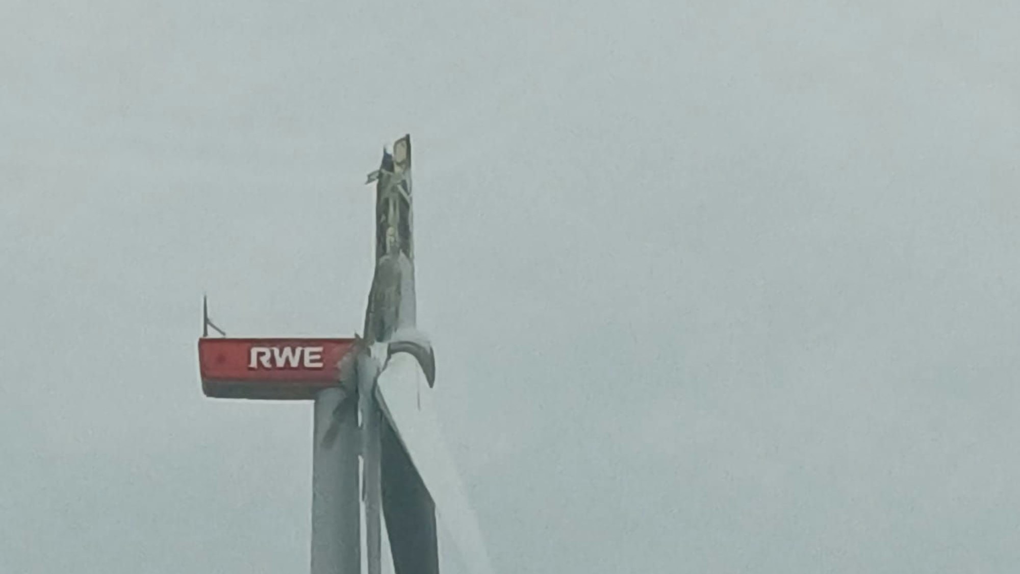 Zu sehen ist der Kopf eines Windrads, an dem ein Rotorblatt gebrochen ist.