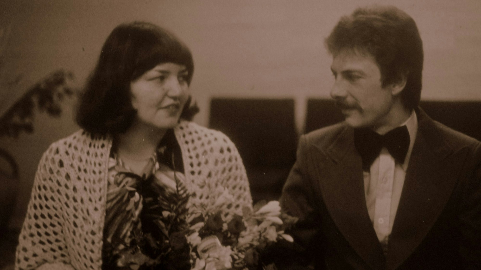 Ein Schwarz-Weiß-Foto zeigt das Paar nach der Trauung.