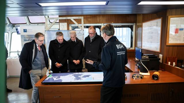 Das Bild zeigt Bart de Wever (l-r), Premierminister von Belgien, Dick Schoof, Ministerpräsident der Niederlande, Jonas Gahr Støre, während eines Besuchs auf dem Mehrzweckschiff „Neuwerk“ am Cruise Center Baakenhöft in der Hafencity beim Gipfeltreffen der Nordsee-Anrainerstaaten. Foto: Christian Charisius/dpa-Pool/dpa