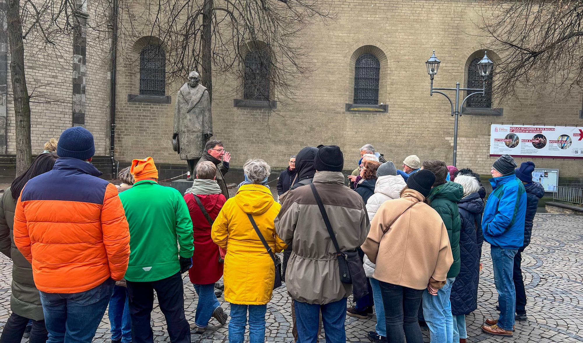 Am Adenauer-Denkmal an der Apostelnkirche erklärt Jürgen Hollstein , welche Eigenschaften Konrad Adenauer hatte.