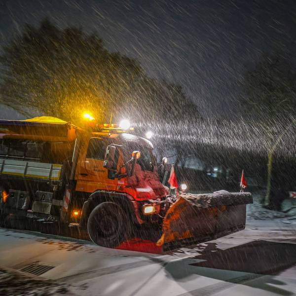 Herford: Ein Fahrzeug vom Winterdienst der Autobahnmeisterei fährt am Montagmorgen bei Schneetreiben auf einer Landstraße.