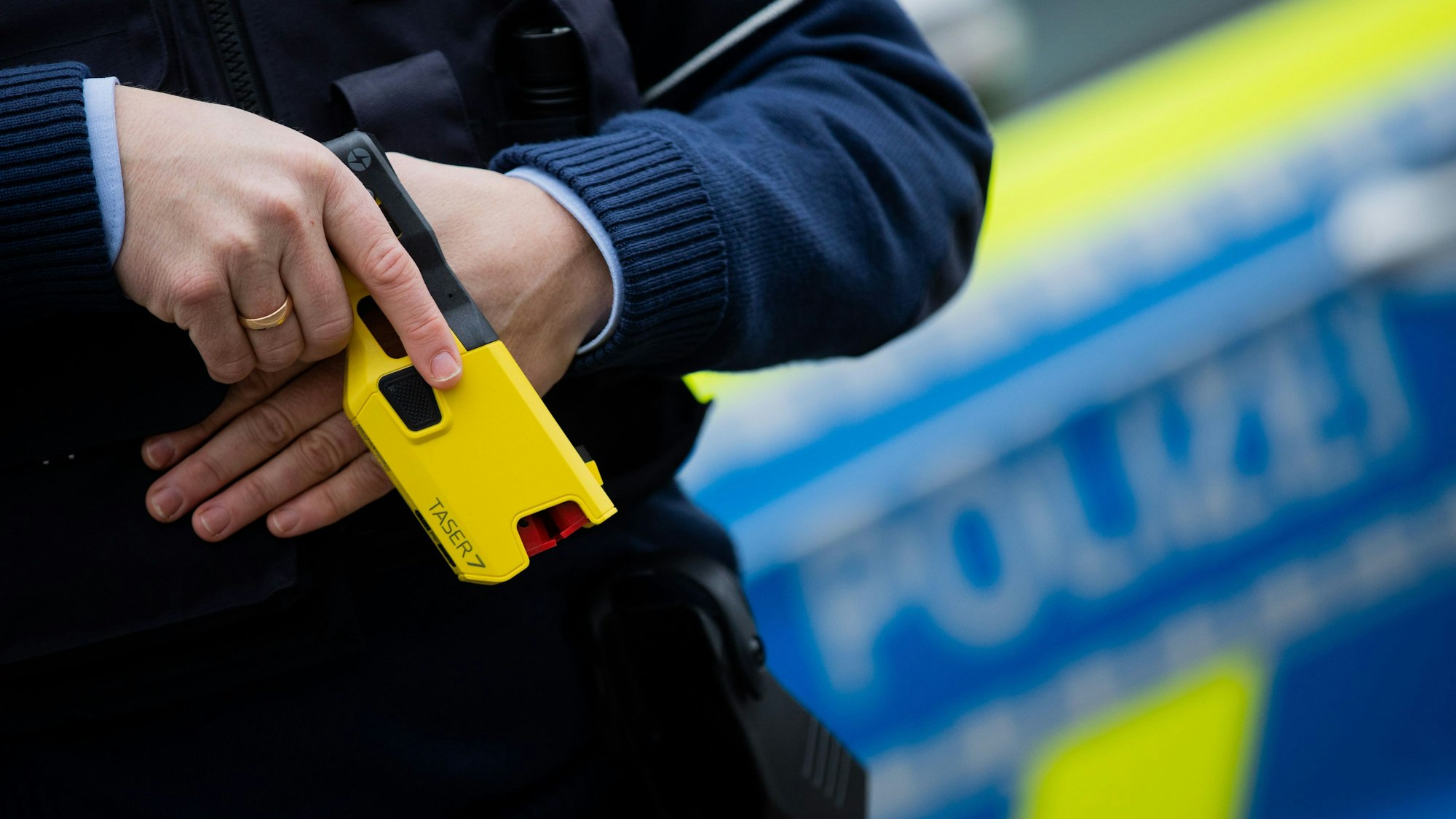 Die Polizei in Essen musste in der Nacht zu Sonntag (25. Januar) auch von einem Taser Gebrauch machen (Symbolbild).
