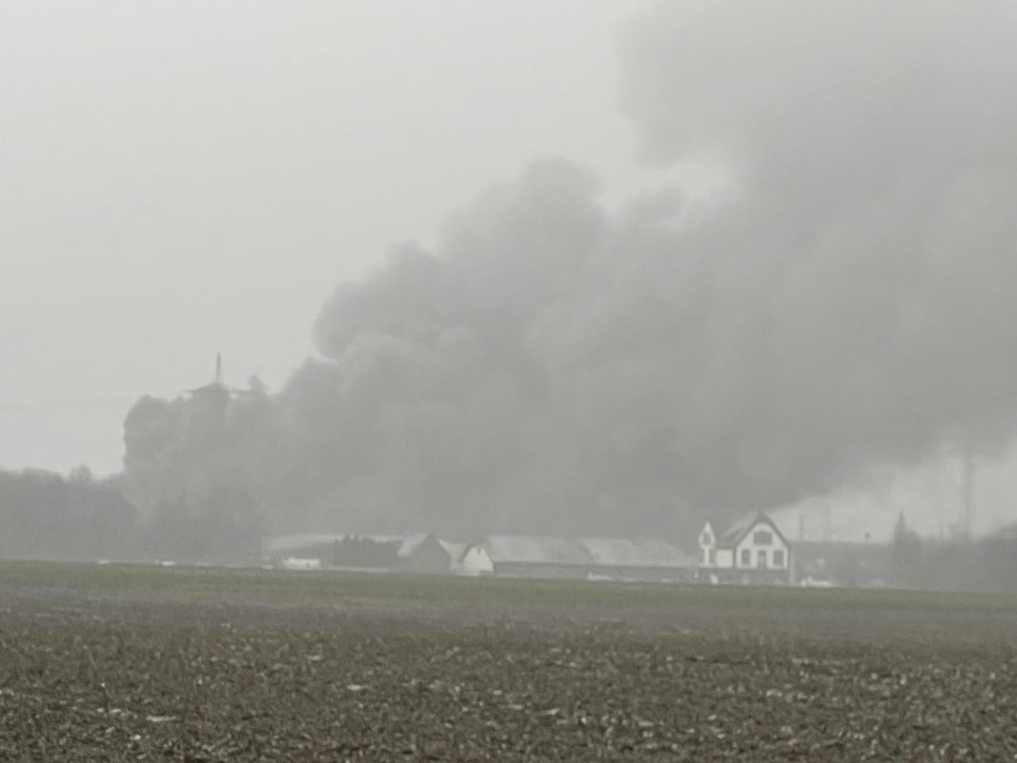Die enorme Rauchentwicklung bei dem Großbrand in Hürth-Kalscheuren war schon von Weitem zu sehen.