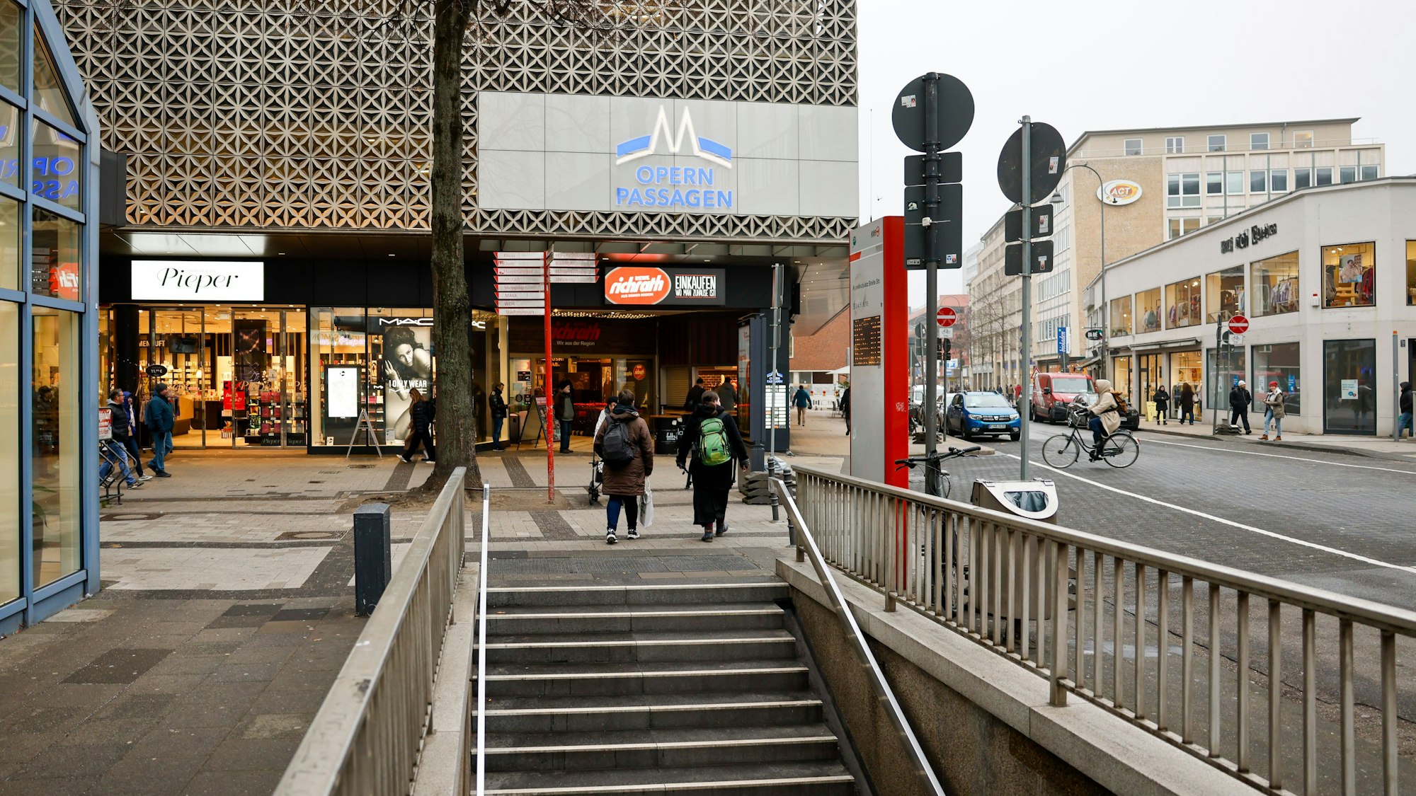 Ein Treppenaufgang der U-Bahnhaltestelle Appellhofplatz endet unmittelbar am Markteingang.