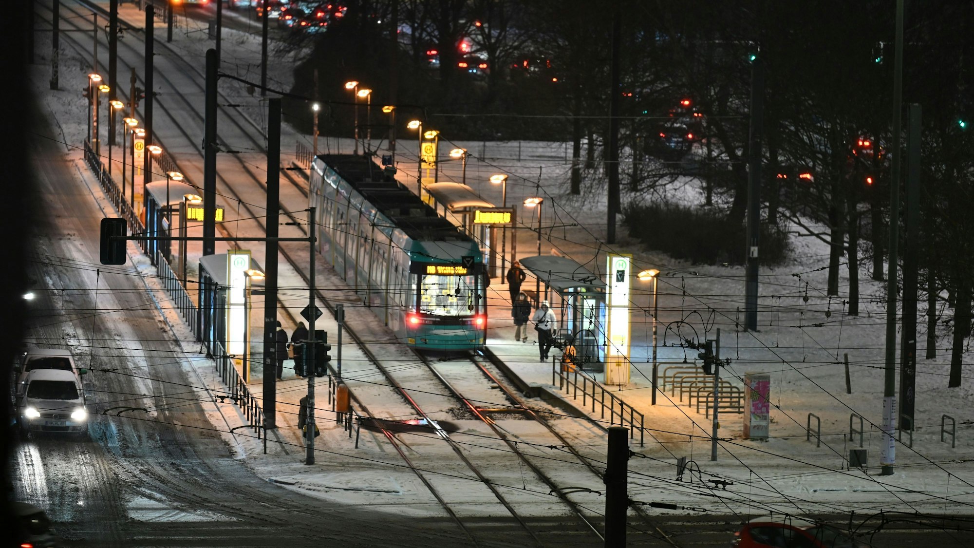 In Berlin musste der Straßenbahnverkehr wegen vereister Oberleitungen eingestellt werden.