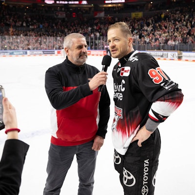 Moritz Müller beim Interview nach einem Spiel der Kölner Haie.
