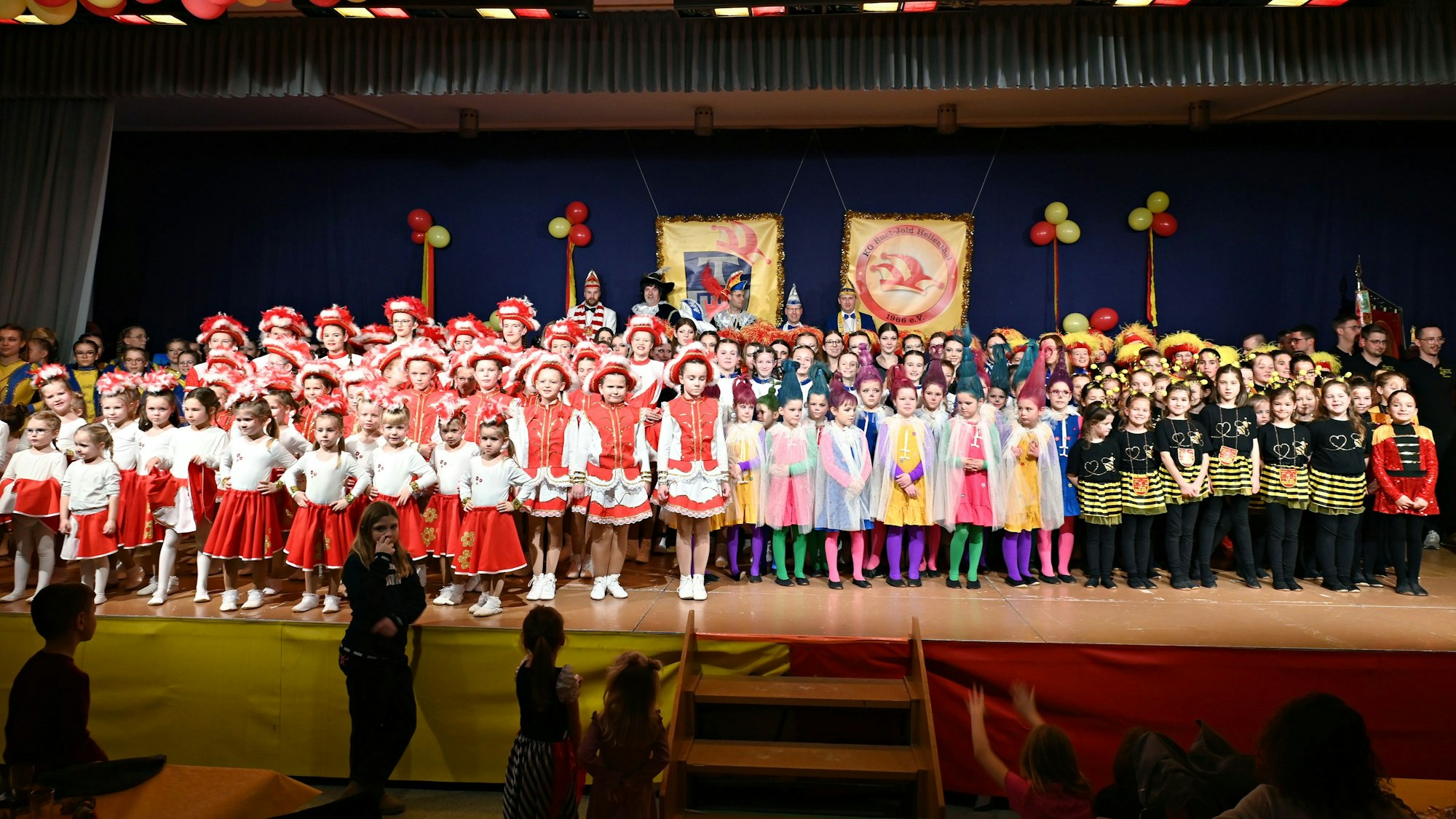 Alle Tanzgarden der vier Karnevalsvereine der Gemiende Hellenthal stehen gemeinsam auf der Bühne der Grenzlandhalle.