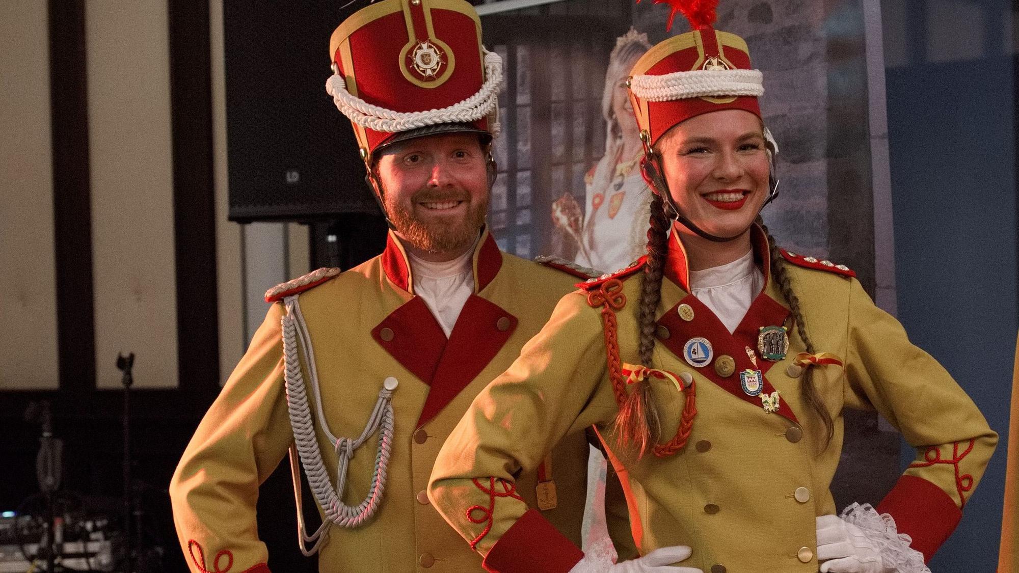 Cimberley Conen und Markus Meier stehen kostümiert und mit den Händen in die Hüften gestemmt nebeneinander.