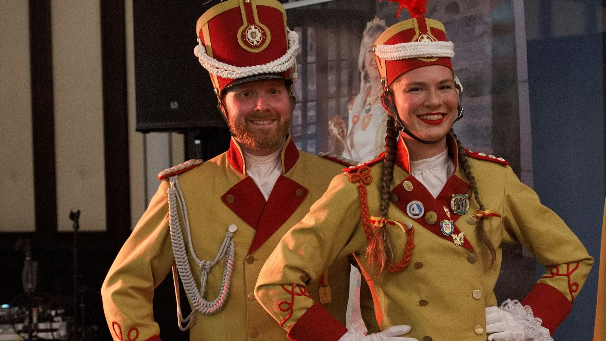 Cimberley Conen und Markus Meier stehen kostümiert und mit den Händen in die Hüften gestemmt nebeneinander.