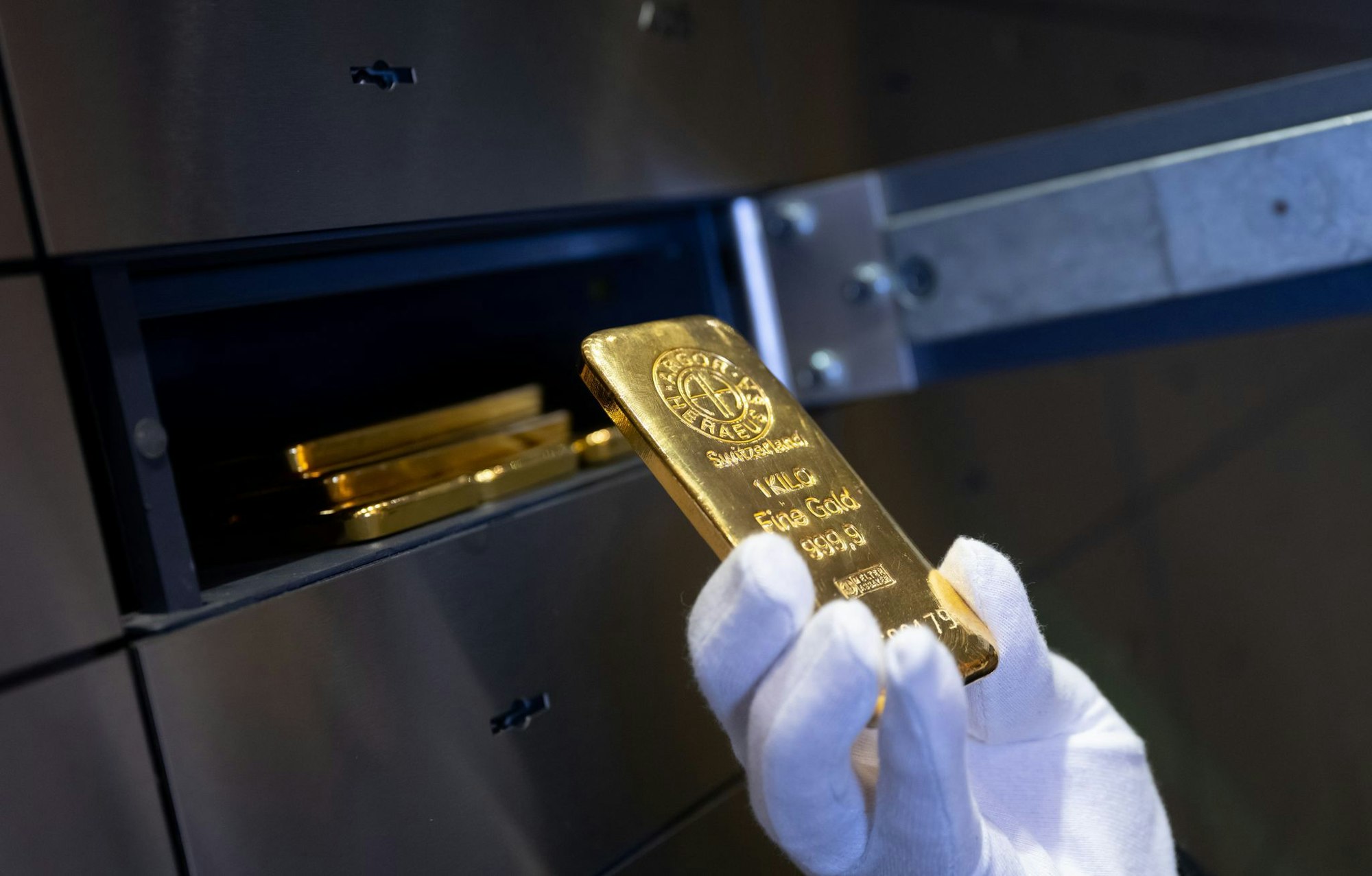 Gold gilt vielen Anlegern als sicherer Hafen in Zeiten politischer Krisen (Archivbild)