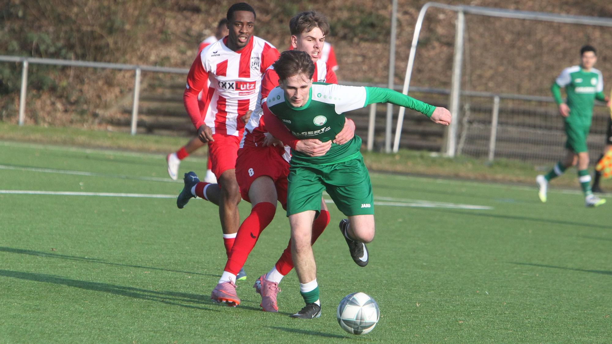 Hiergeblieben: Leon Rosic vom FC Hennef kann den Bad Honnefer Doppeltorschützen Philip Miermann nur mit einem Foul stoppen.
