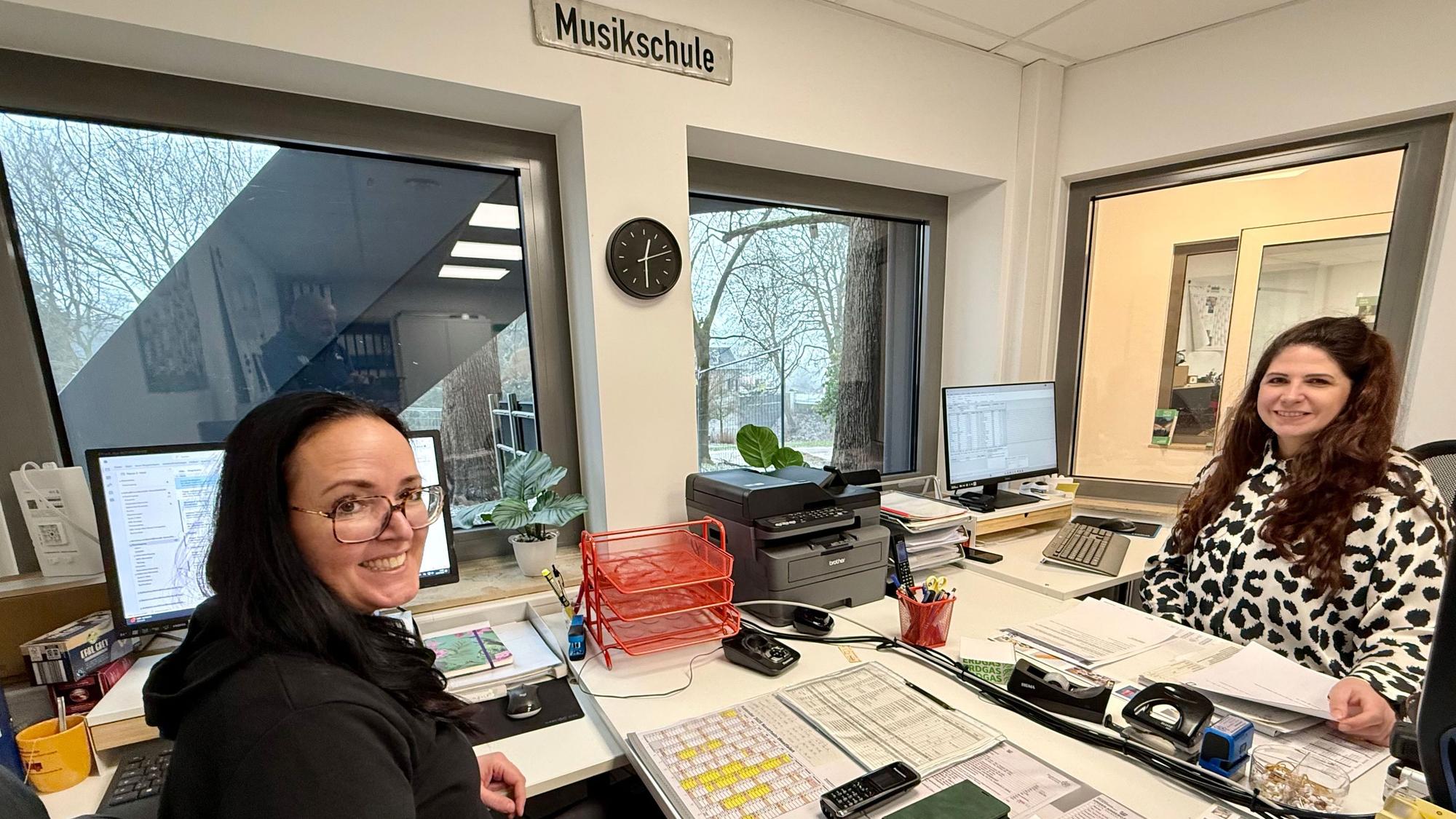 Kristina Nickisch (links) und Katharina Klein im Büro der Musikschule