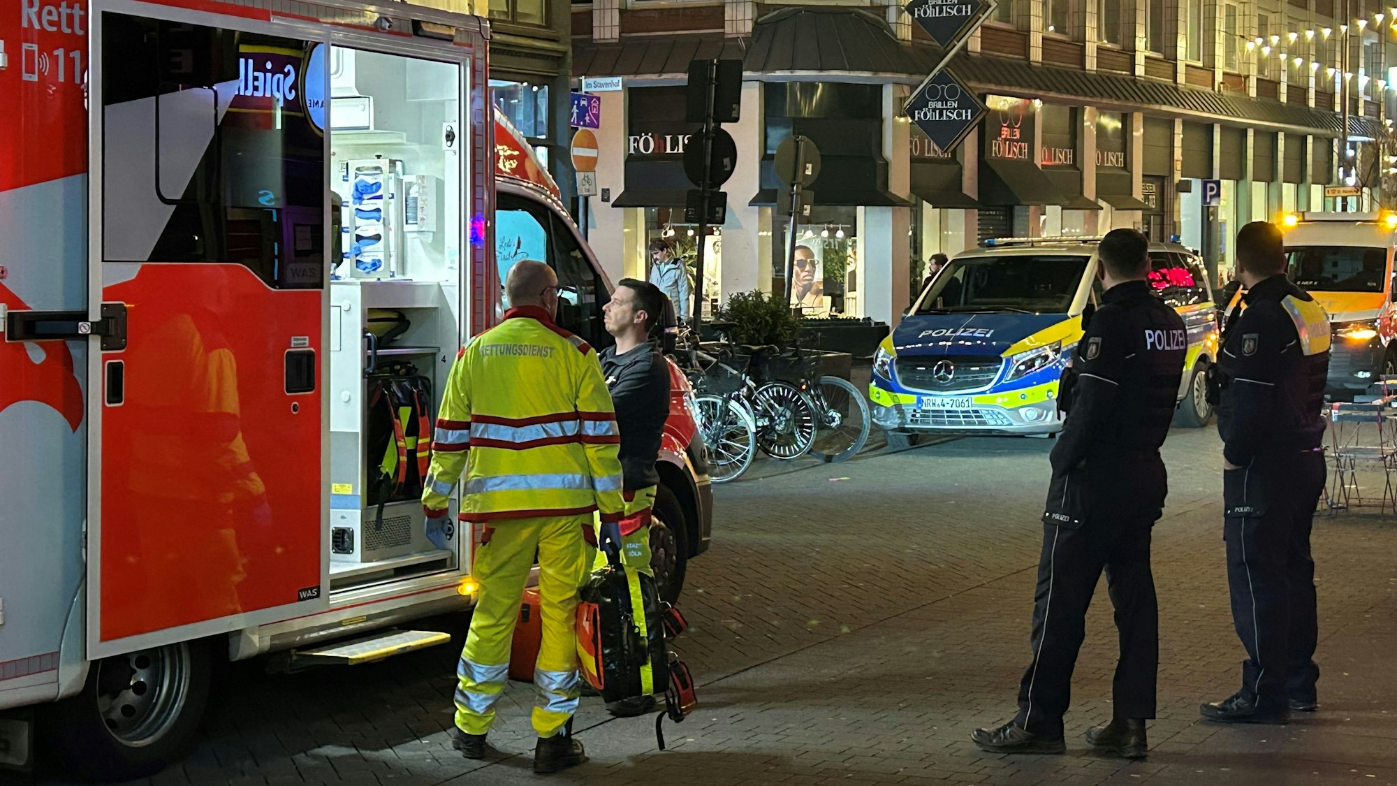 Mit diesem Rettungswagen wurde der verletzte Mann in die Klinik gefahren