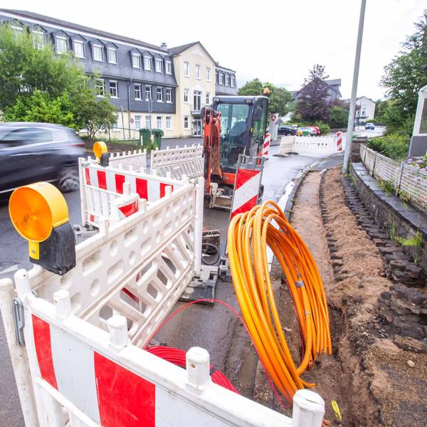 An der Vennstraße in der Waldbröler Stadtmitte hat „Unsere Grüne Glasfaser“ im Sommer 2024 mit dem Ausbau des Breitbandnetzes begonnen.