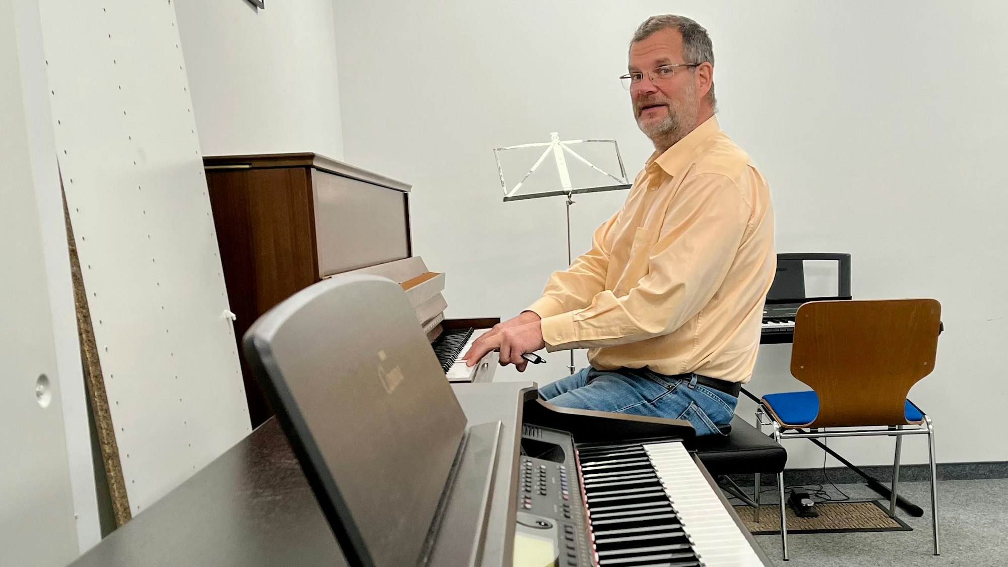 Klaus Perthel sitzt am Klavier