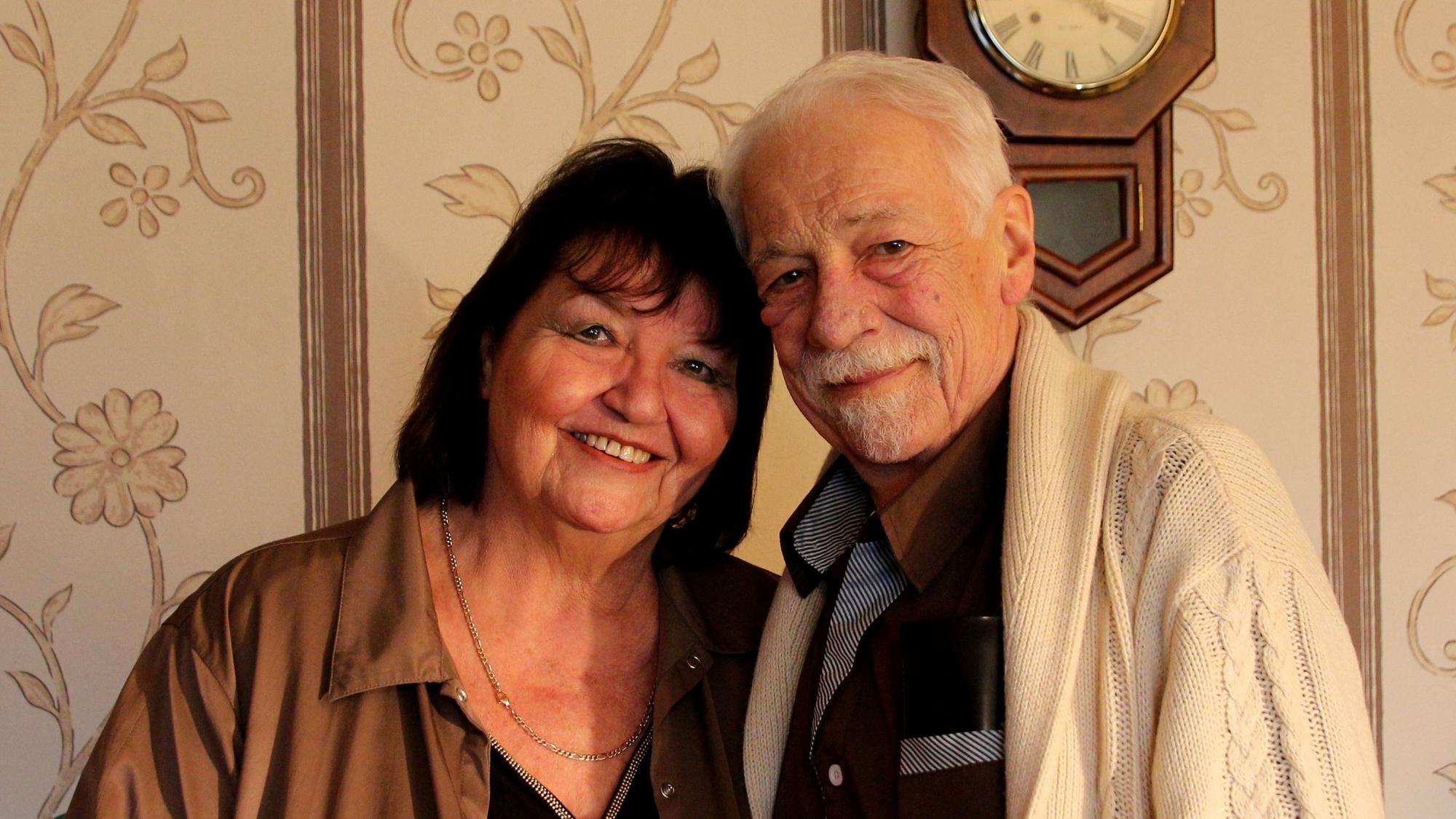 Eine Frau und ein Mann lächeln in die Kamera.