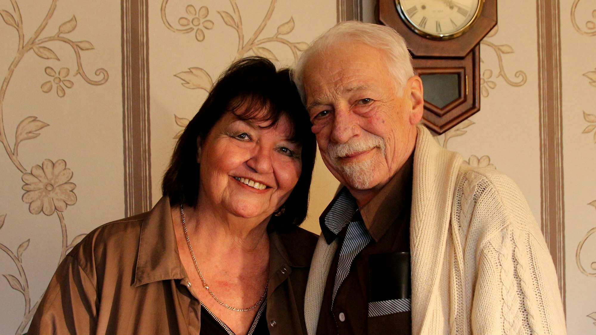 Eine Frau und ein Mann lächeln in die Kamera.