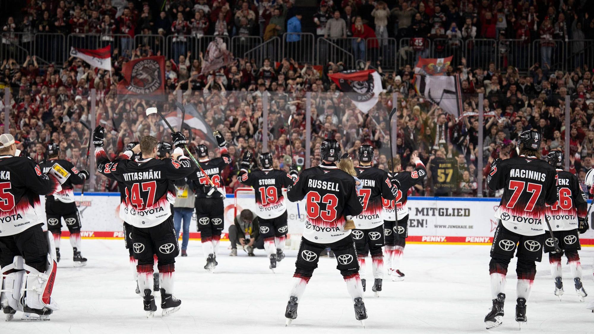 Dank an die Fans: Patrick Russell (Nr. 63) und seine Teamkollegen feiern am Sonntag ihren DEL-Rekord.