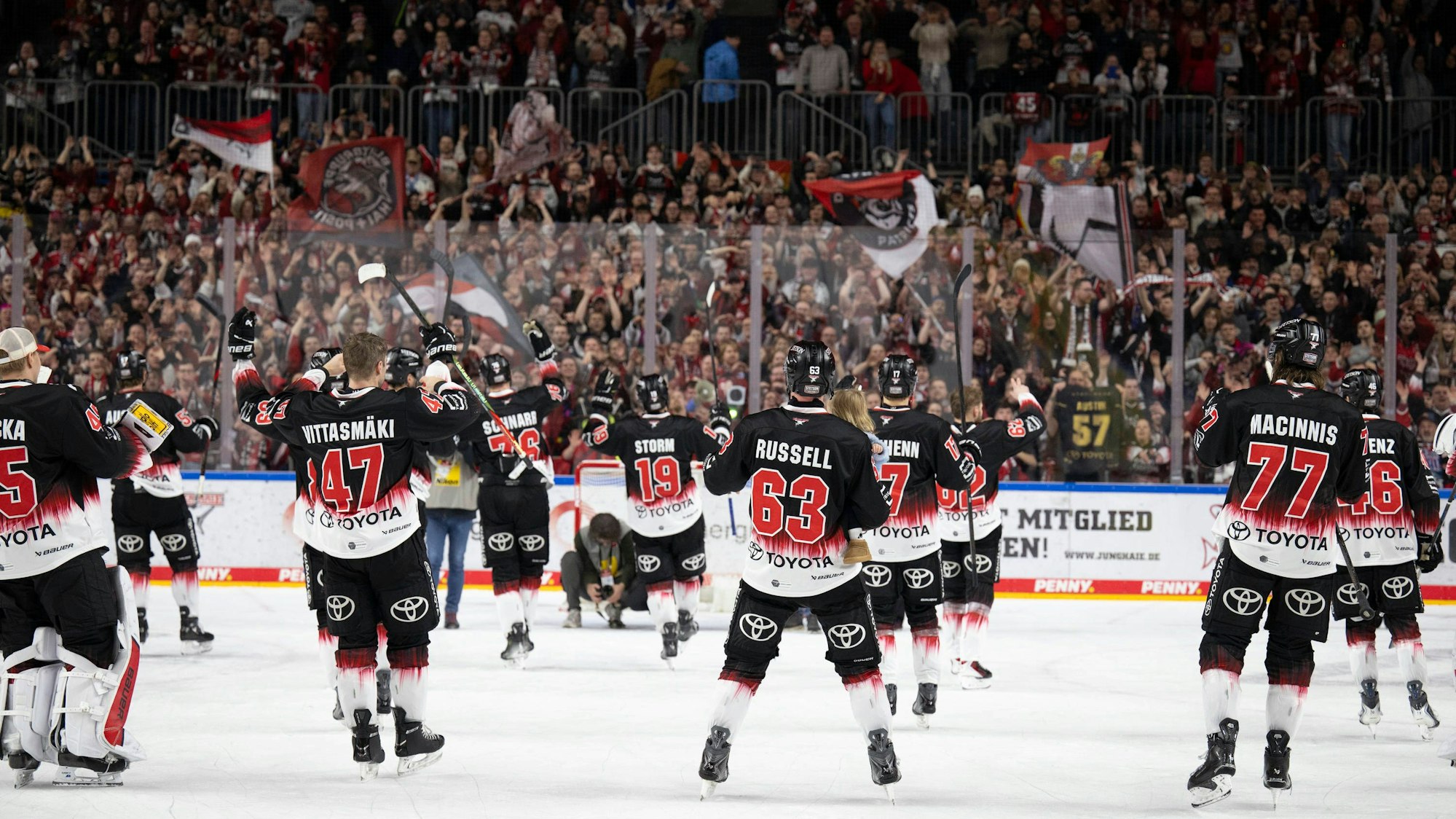 Dank an die Fans: Patrick Russell (Nr. 63) und seine Teamkollegen feiern am Sonntag ihren DEL-Rekord.