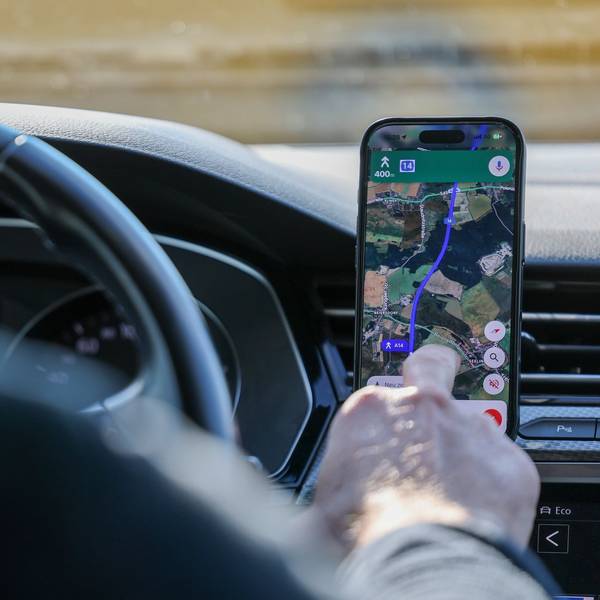 So ist es derzeit erlaubt: Das Handy steckt in der Halterung und wird nur kurz vom Fahrer beachtet. (Symbolbild)