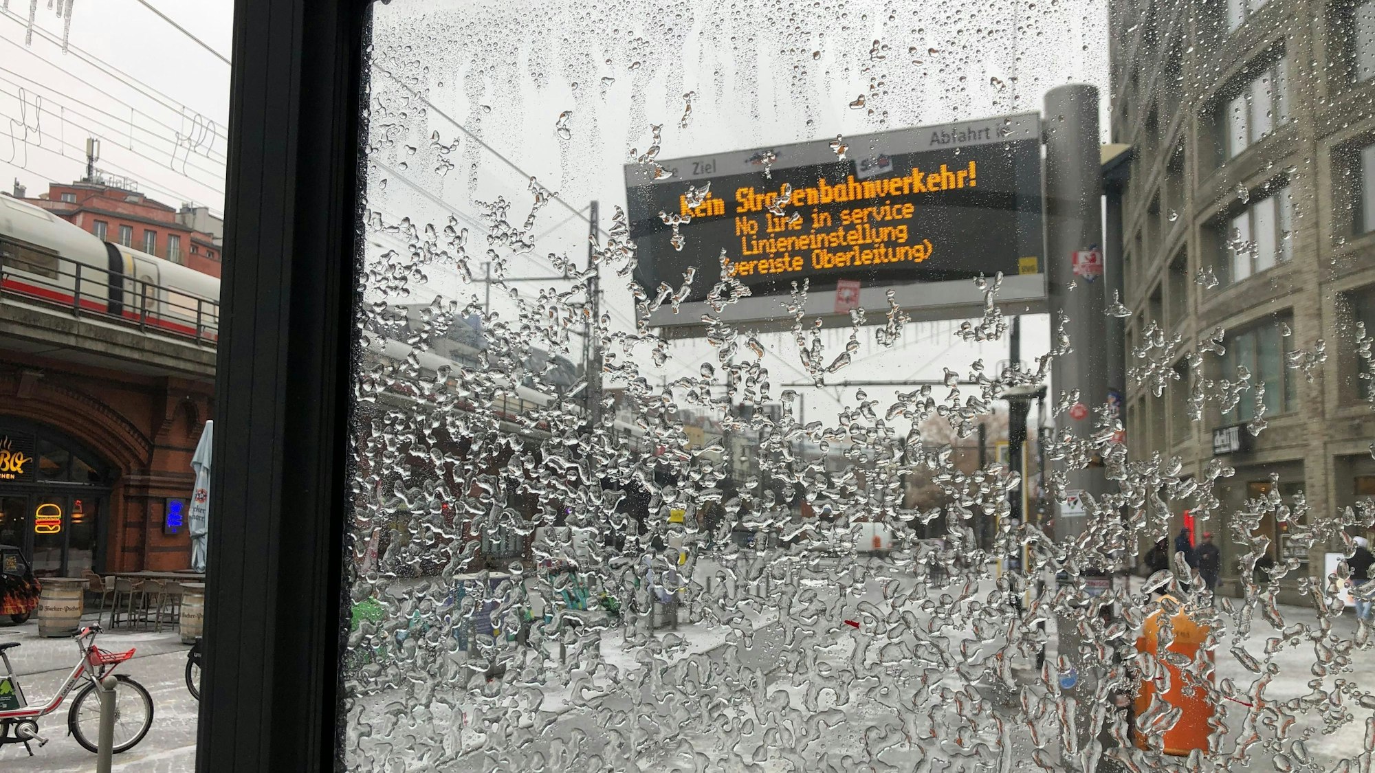 Tram-Haltestelle in Berlin. Durch den Eisregen sind die Oberleitungen der Straßenbahnen in Berlin am Montag (26. Januar) flächendeckend eingefroren.