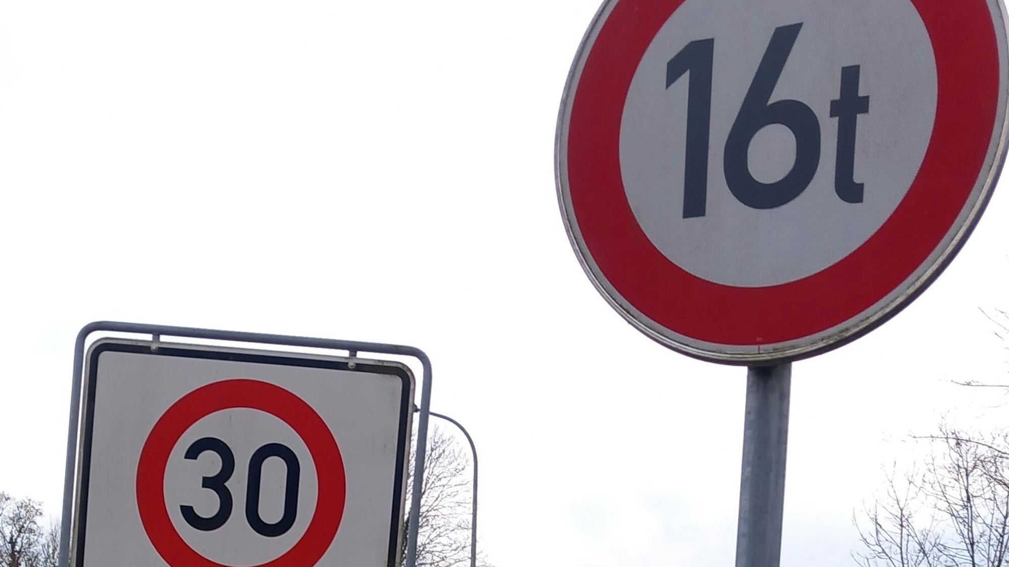 Die Seibachbrücke ist in Geschwindigkeit und Tonnage seit Jahren beschränkt.