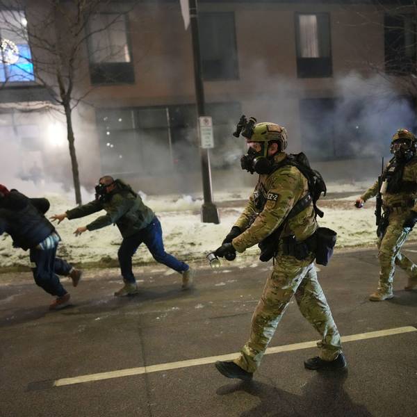 Minneapolis: US-Bundesagenten versuchen am Sonntag (25. Januar), Demonstranten mit Tränengas zu vertreiben.