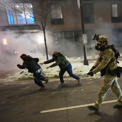 Minneapolis: US-Bundesagenten versuchen am Sonntag (25. Januar), Demonstranten mit Tränengas zu vertreiben.