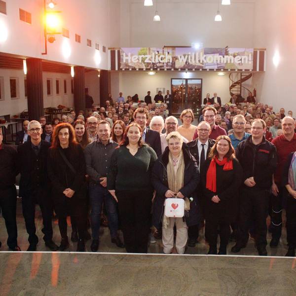 Die Träger des Ehrenamtspreises der Stadt Bad Münstereifel stehen in einer großen Gruppe zusammen.