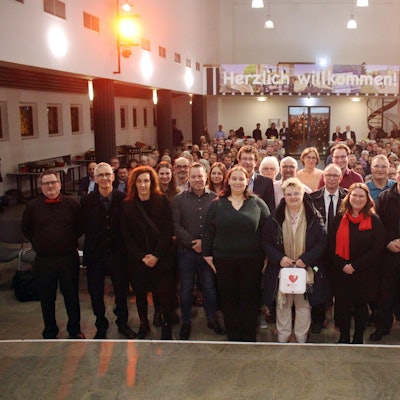 Die Träger des Ehrenamtspreises der Stadt Bad Münstereifel stehen in einer großen Gruppe zusammen.