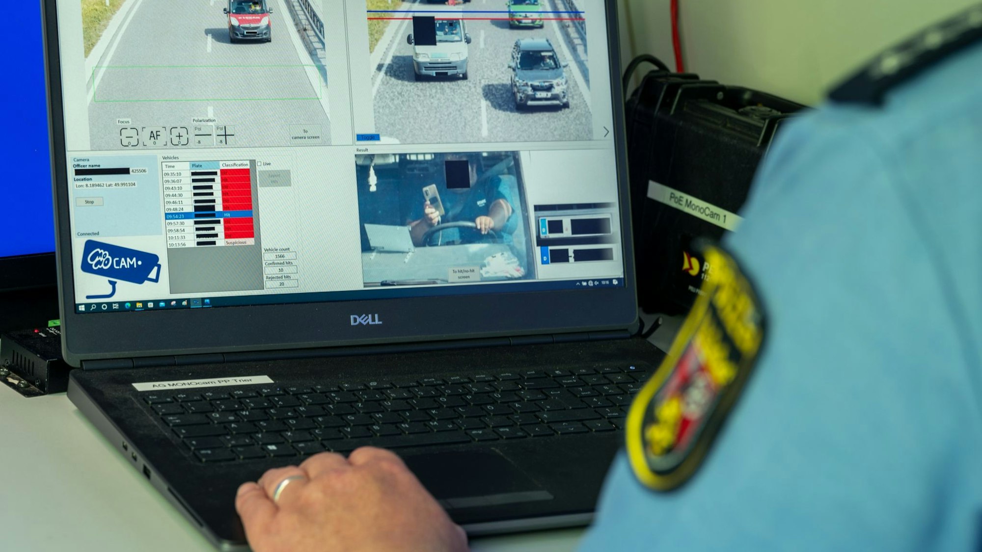 Künstliche Intelligenz kann erkennen, wenn Autofahrer ihr Handy in der Hand halten. (Archivbild)