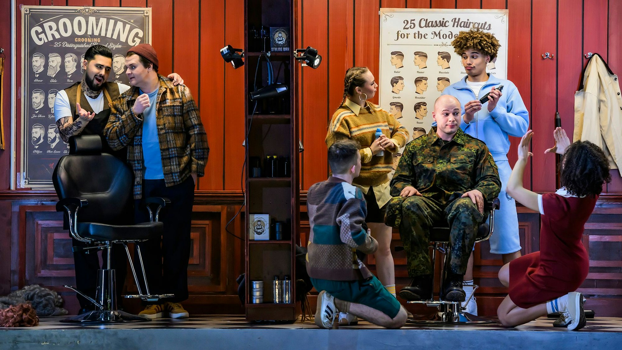 „Der Barbier von Sevilla“ an der Oper Bonn (v.l.) mit Grisha Martirosyan, Anton Rositskii, und dem Tanzensemble