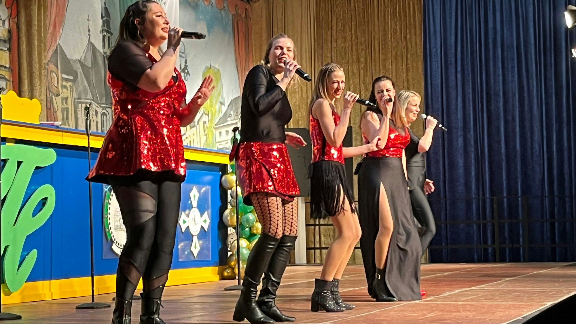 Zu sehen ist die Formation „De Mädschere“ aus Eschweiler auf der Bühne.