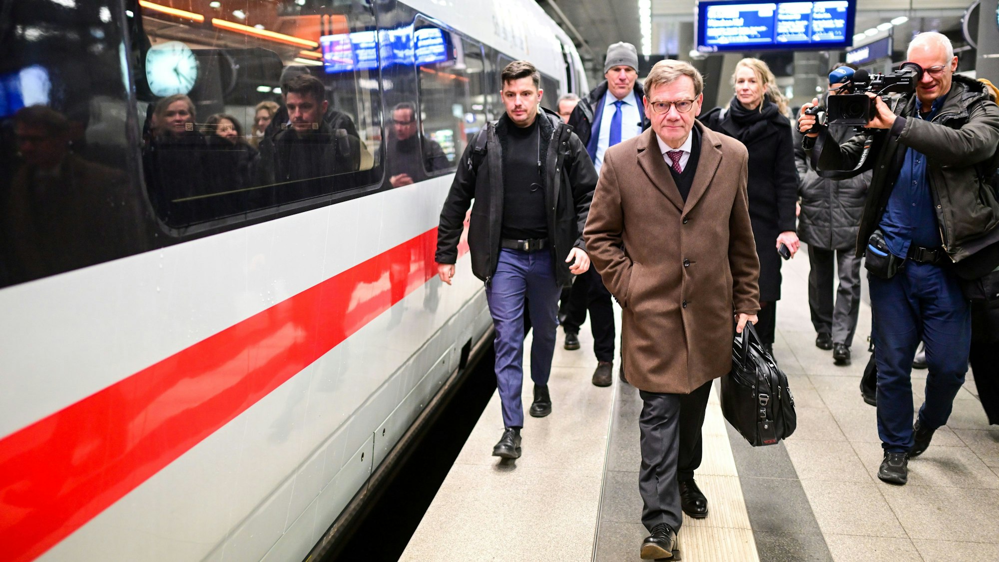 Außenminister Johann Wadephul (CDU) steigt für eine Reise nach Lettland und Schweden am Hauptbahnhof in einen ICE, der ihn nach Leipzig bringt.