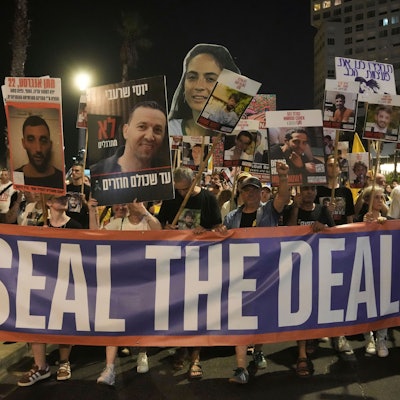 Das Bild zeigt Menschen, die vor der US-Botschaft in Tel Aviv für ein Ende des Krieges und die sofortige Freilassung der von der Hamas im Gazastreifen festgehaltenen Geiseln sowie gegen die Regierung von Premierminister Netanjahu protestieren. (Archivbild)