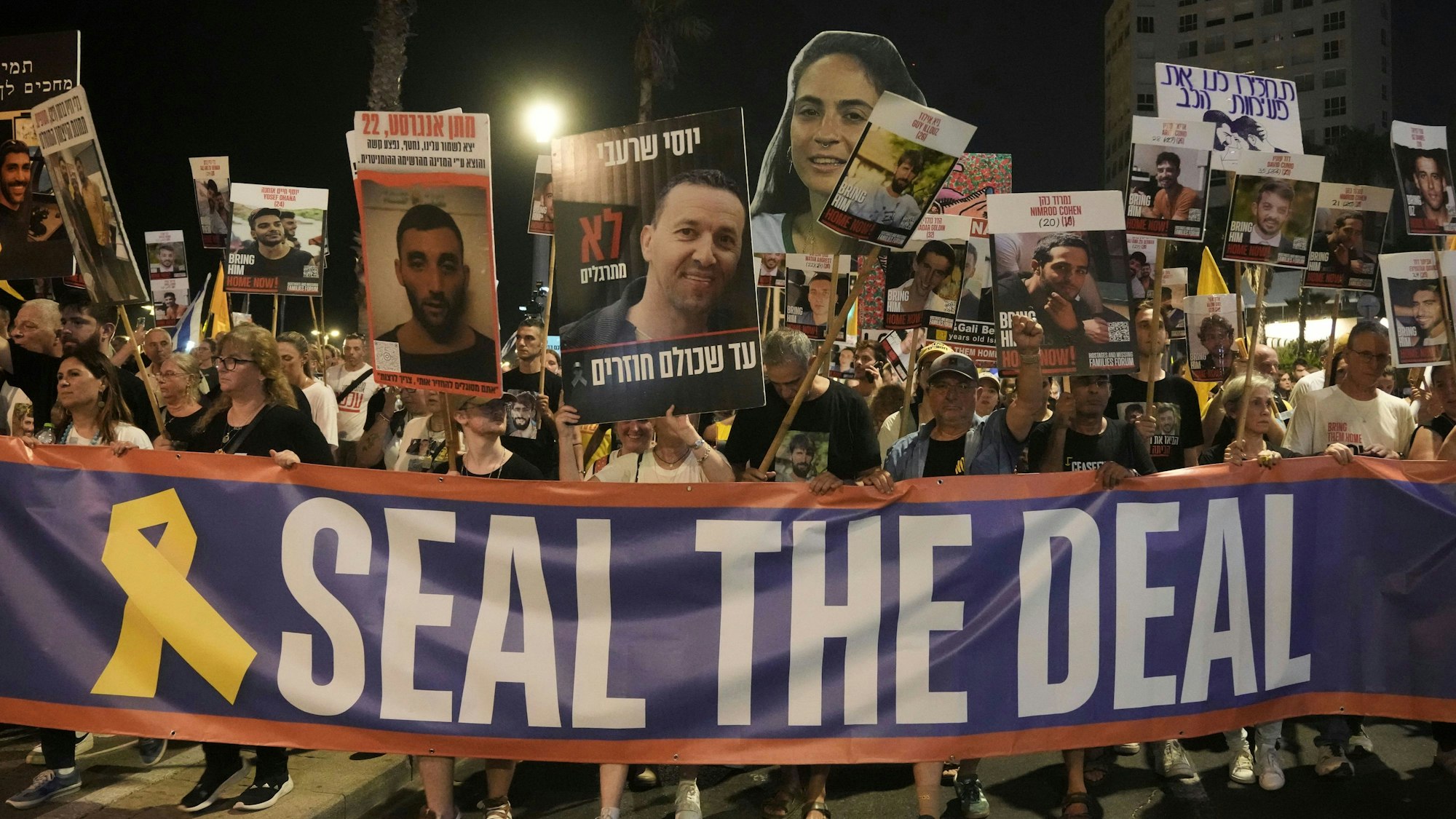 Das Bild zeigt Menschen, die vor der US-Botschaft in Tel Aviv für ein Ende des Krieges und die sofortige Freilassung der von der Hamas im Gazastreifen festgehaltenen Geiseln sowie gegen die Regierung von Premierminister Netanjahu protestieren. (Archivbild)