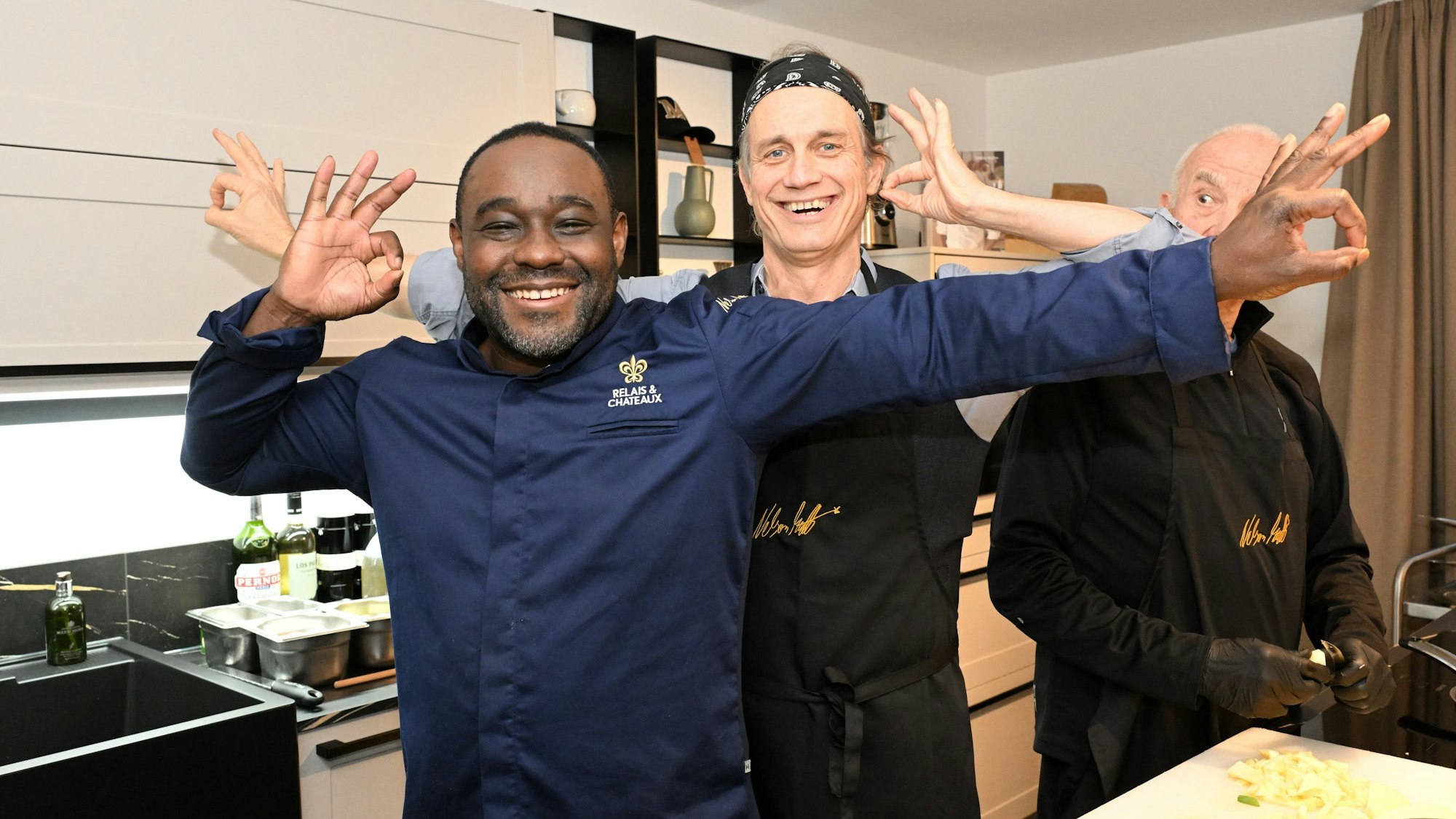 Nelson Müller und Ralf Bauer bewegen sich in der Küche.