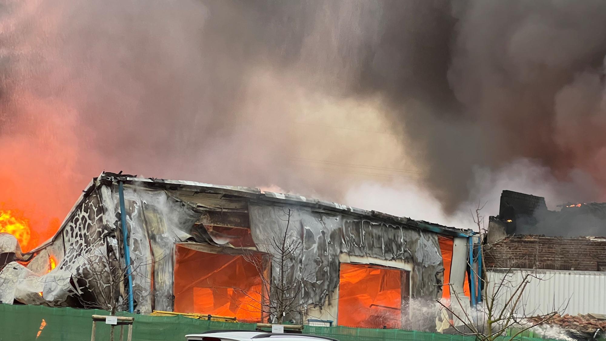 Das Bild zeigt eine brennende Lagerhalle.