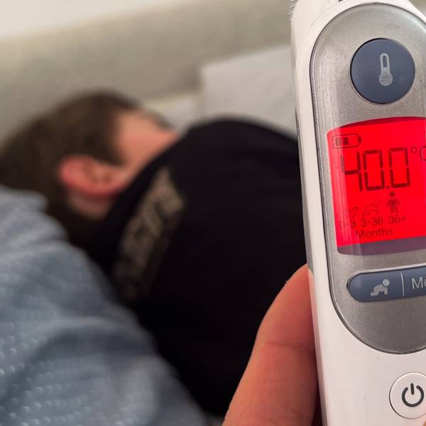 Ein Fieberthermometer zeigt eine Körpertemperatur von 40 Grad nach der Messung bei einem mit Influenza infizierten sechsjährigen Kind an. (Symbolbild)