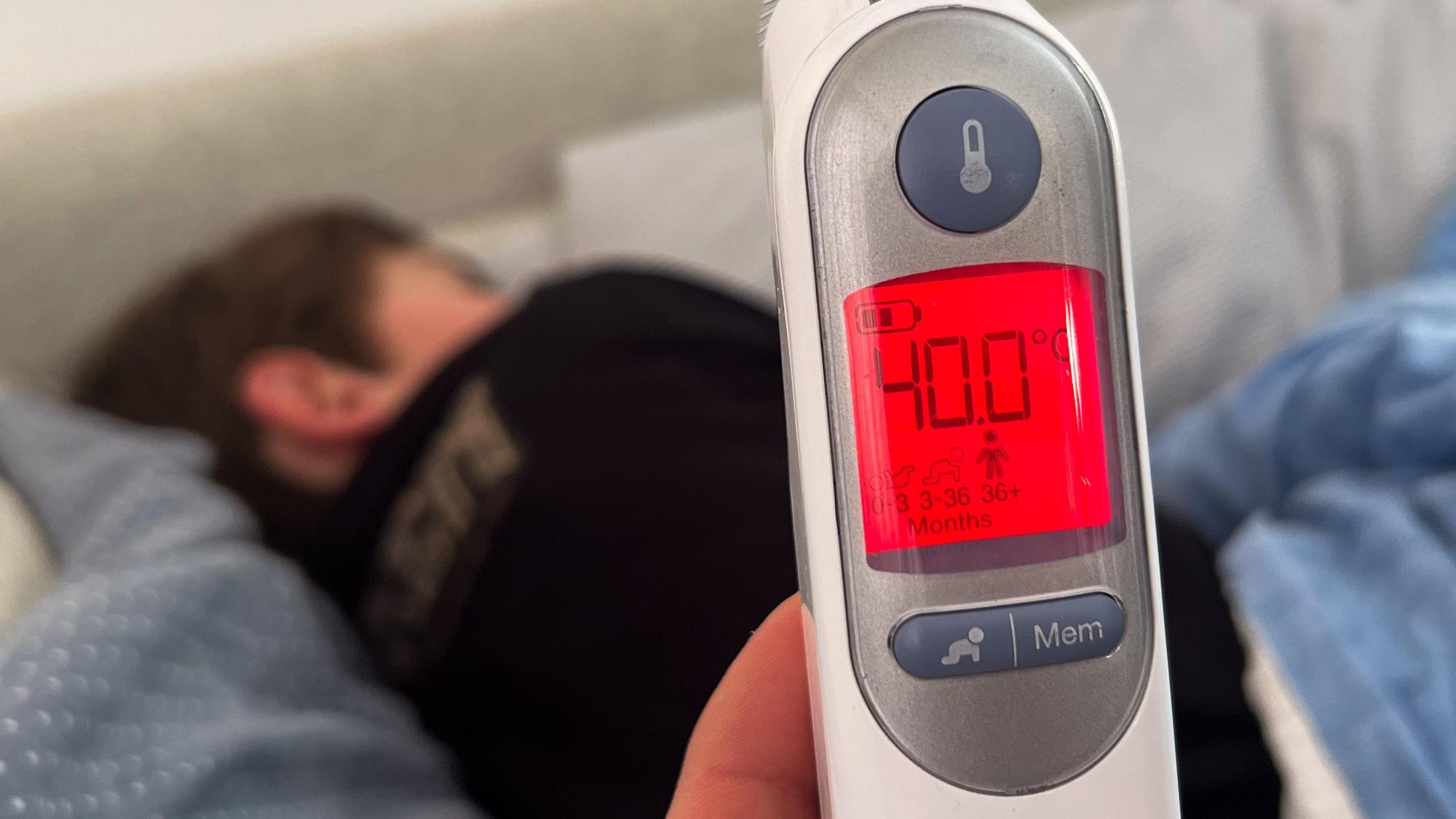 Ein Fieberthermometer zeigt eine Körpertemperatur von 40 Grad nach der Messung bei einem mit Influenza infizierten sechsjährigen Kind an. (Symbolbild)