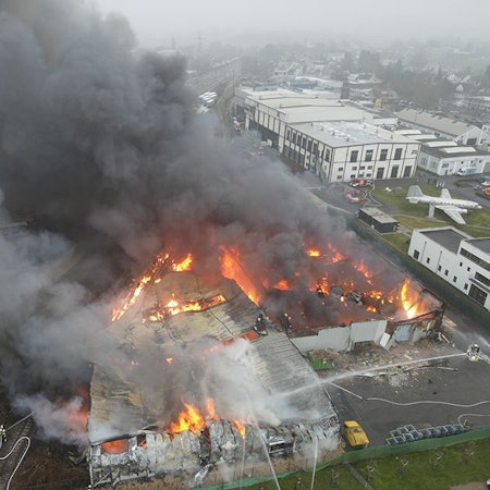 Das Bild ist eine Luftaufnahme von der Brandstelle.