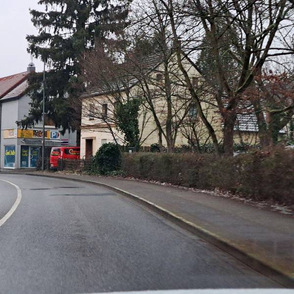 Autos fahren auf der Bensberger Straße in Bergisch Gladbach-Heidkamp.