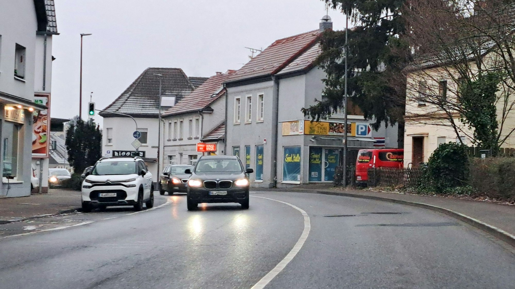 Autos fahren auf der Bensberger Straße in Bergisch Gladbach-Heidkamp.
